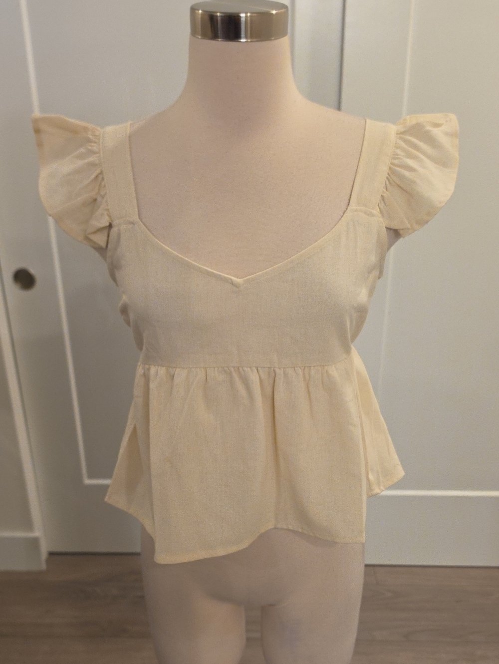 E & M brand women’s Cream Flutter Sleeve Peplum Blouse size S new without tags